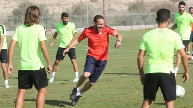 Choque entre aspirantes a regresar al fútbol profesional