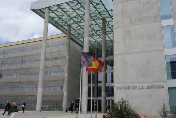 La Ciudad de la Justicia de Murcia cierra su puerta principal tras la caída de una placa del techo