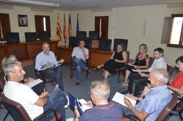 Moncofa dona suport unànime a la
cadena humana per a reivindicar la defensa del litoral