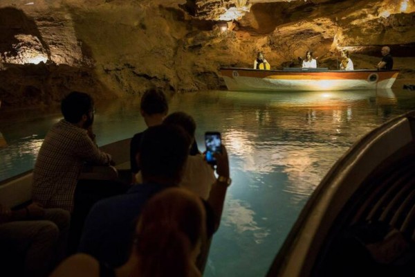 Un bombero descubre una nueva sala en les Coves de Sant Josep de la Vall d'Uixó de 70 m2 de superficie 