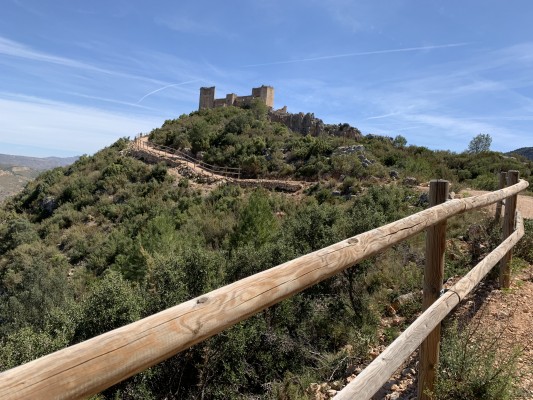 El castillo mejor rehabilitado de la provincia está en Cortes de Pallás y es un imán para senderistas