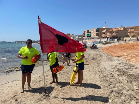 Cerrada al baño la playa de 'Las Villas' de Pilar de la Horadada por contaminación de origen residual