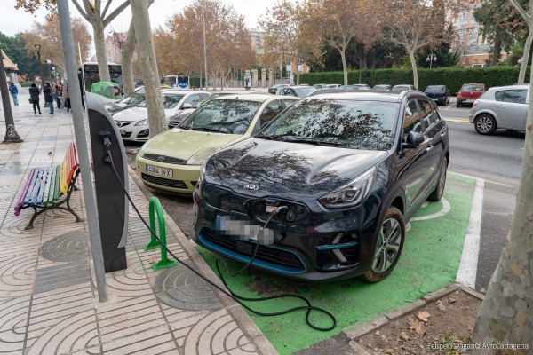 Los híbridos tiran del auge de la venta de coches en la Región