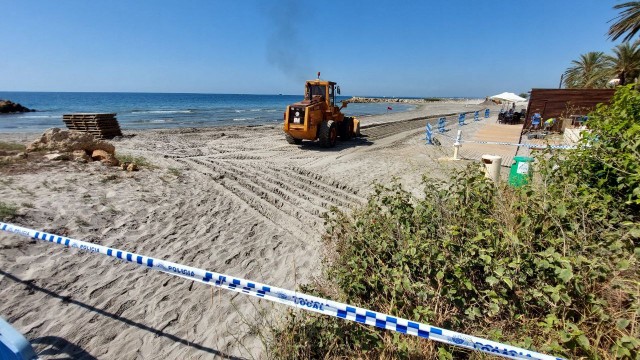 Una cala de Santa Pola del Este cierra por un vertido de aguas residuales