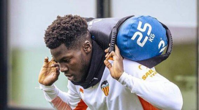 Musah ya está en Italia para cerrar su fichaje por el Milan

