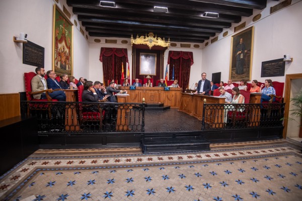 Primer pleno en Elche de la nueva legislatura: una dimisión, la oposición se engrasa y embates habituales