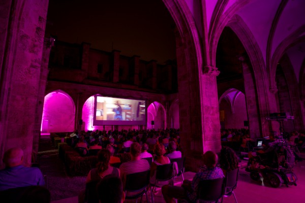 El Centre del Carme transforma el seu claustre gòtic en un cinema d'estiu