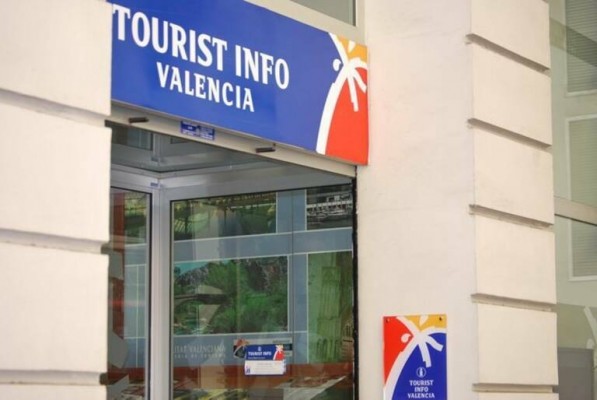 Un total de 60 oficinas Tourist Info impulsan un servicio piloto de videointerpretación para atender a personas sordas
