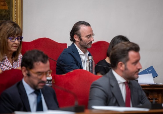 Dimite el concejal de Juventud y Hostelería de Elche, Tito Costa (PP) en el primer pleno ordinario