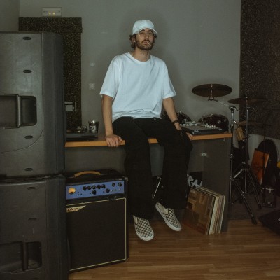 Marco se viste de luto para presentar 't vas'