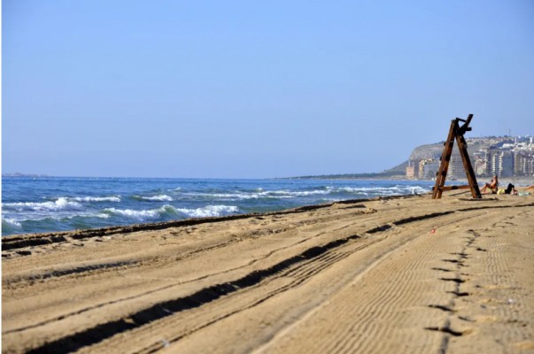 Alicante reabre las playas de Urbanova y San Gabriel tras certificar la calidad de sus aguas