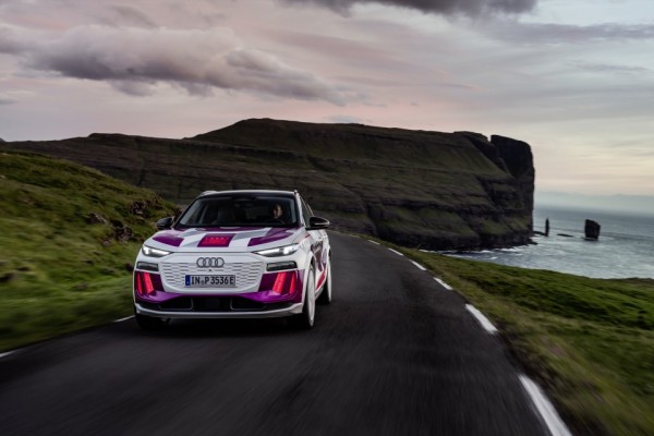 Iluminación inteligente y dinámica: el Audi Q6 e-tron con tecnología OLED digital de segunda generación
