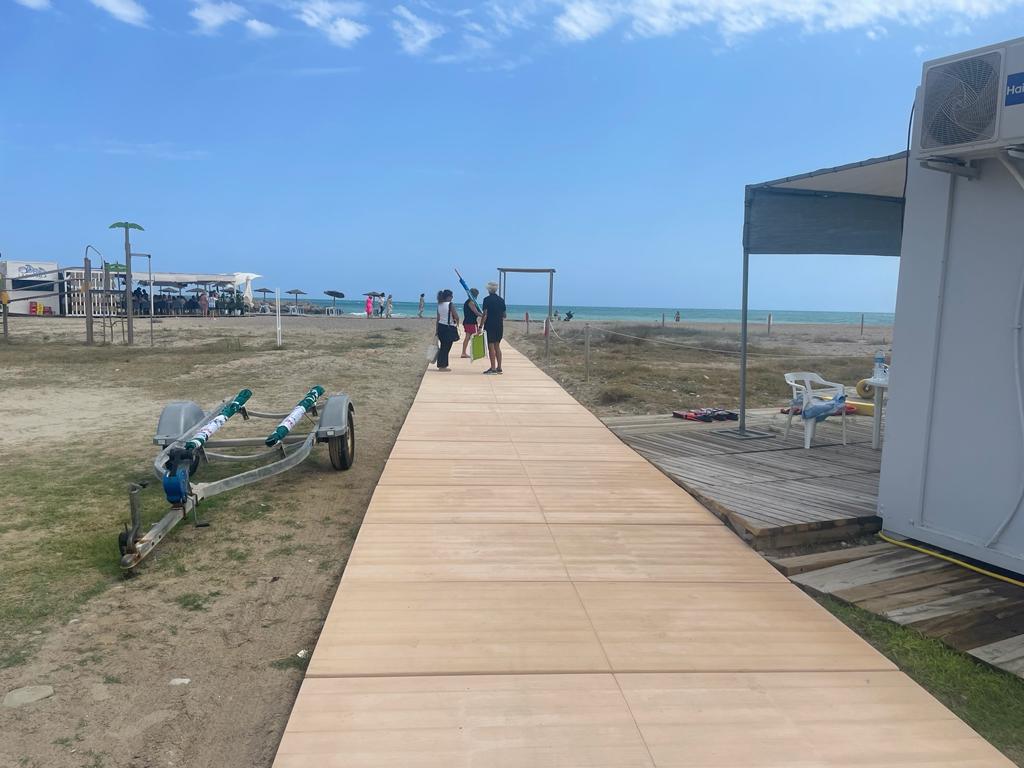 Almassora mejora la accesibilidad en la playa Benafelí con una nueva pasarela de losas 