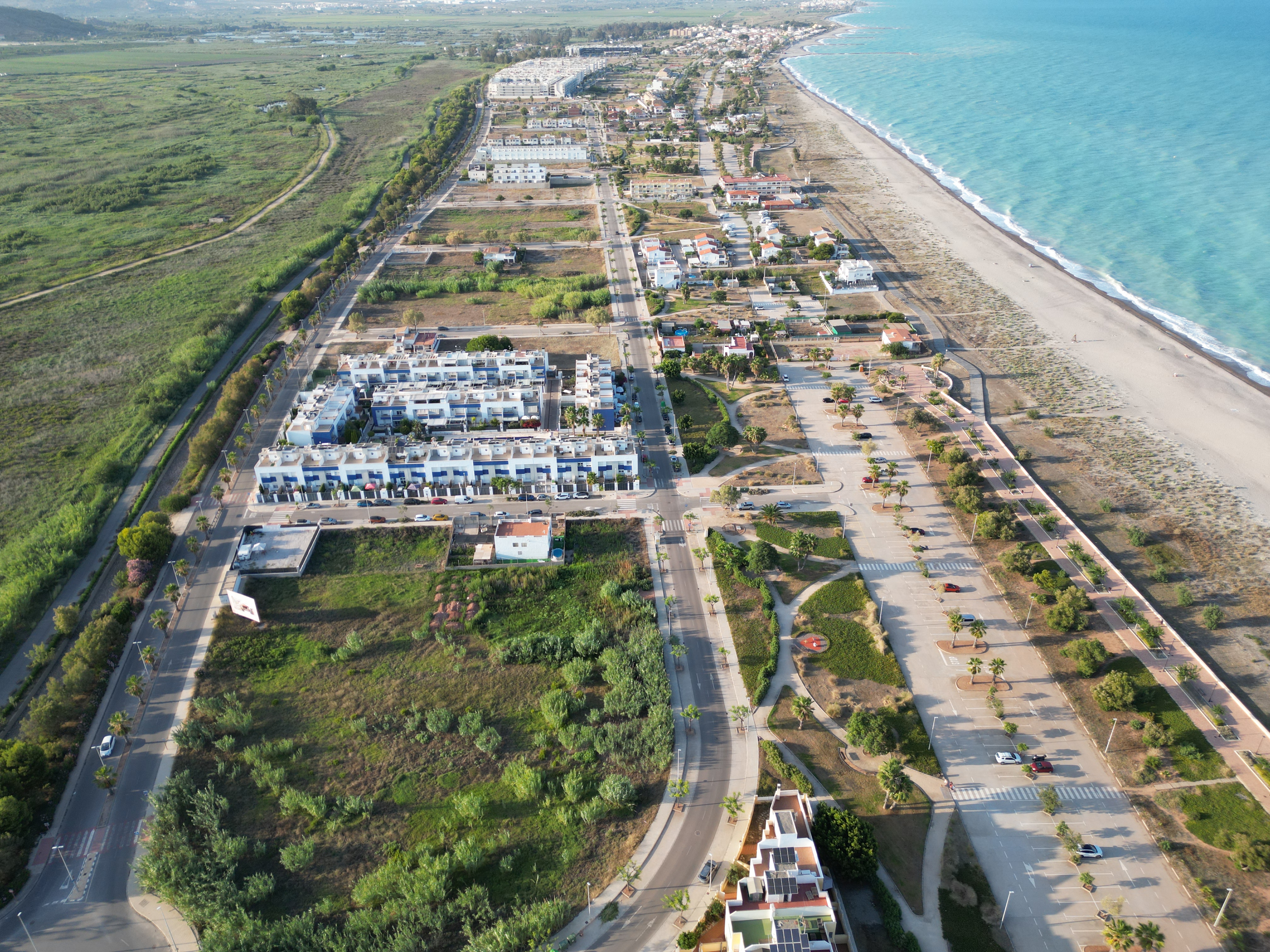 Almenara dona via lliure a la construcció de 1.000 xalets en la platja, a rebuf de la gigafactoria de Volkswagen
