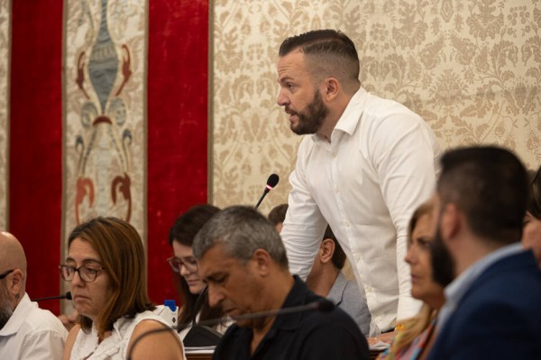 Ecos del pleno en Alicante: críticas por la Ley Trans, la ayuda a maltratadas y la norma de convivencia 