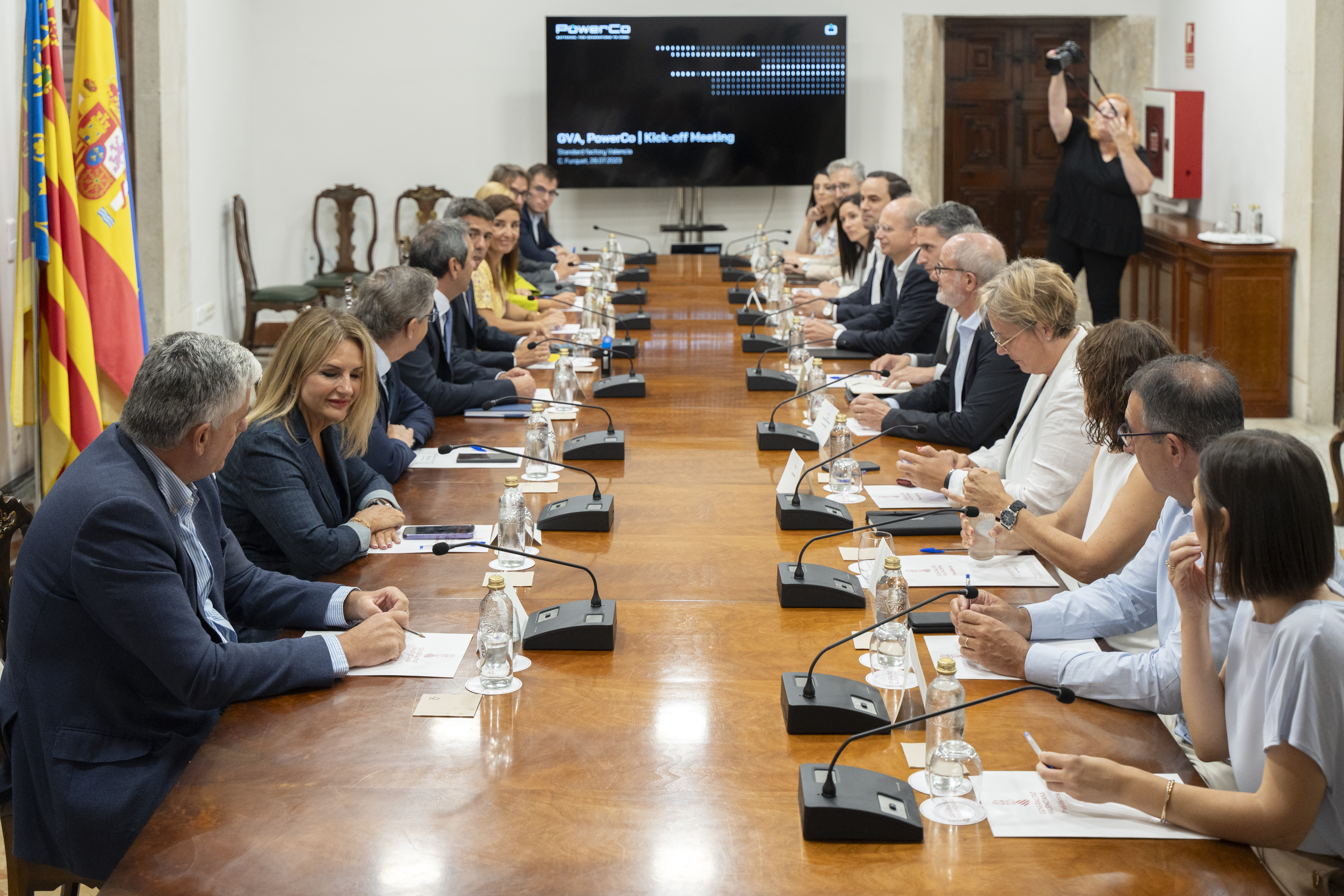 El nuevo Consell y el saliente garantizan a PowerCo 