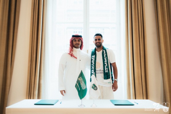 El Al Ahli saudí anuncia el fichaje del argelino Mahrez del Manchester City

