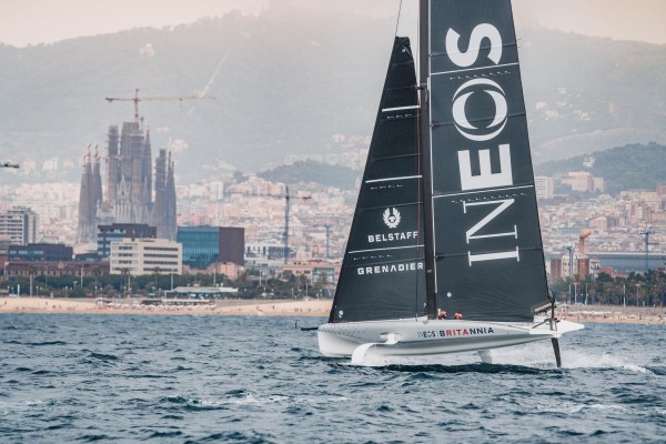El equipo INEOS Britannia ya navega en las aguas de Barcelona
