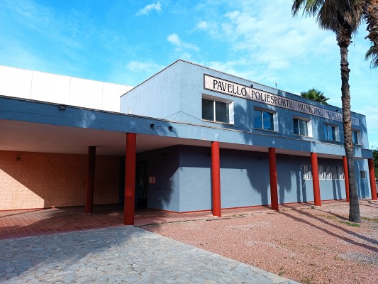 La sevillana Nikok Gestión renueva la cubierta del pabellón de Pego y acaba con las goteras por 70.000 euros

