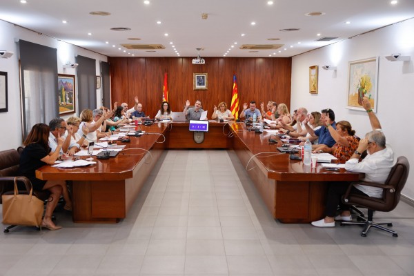 PSOE y PP de l'Alfàs votan en contra de la moción de Vox de retirar la bandera LGBT