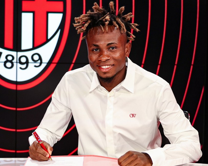 Samuel Chukwueze firma su nuevo contrato con el Milan. AC MILAN - 