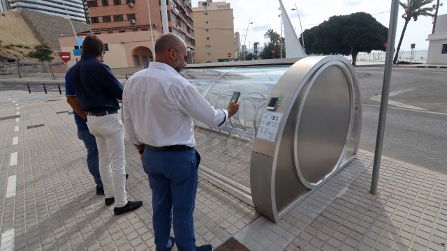 Benidorm estrena en Poniente los dos primeros aparcabicis inteligentes


