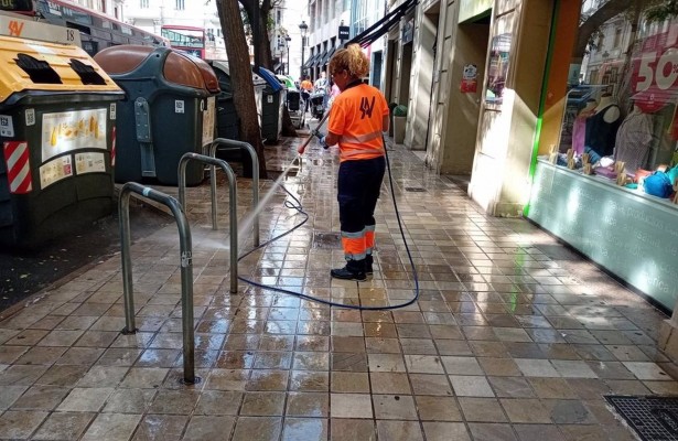 El Ayuntamiento firma los contratos de limpieza y basuras que 