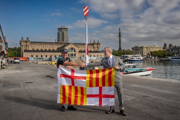 Emirates Team New Zealand recibe la bandera de Barcelona
