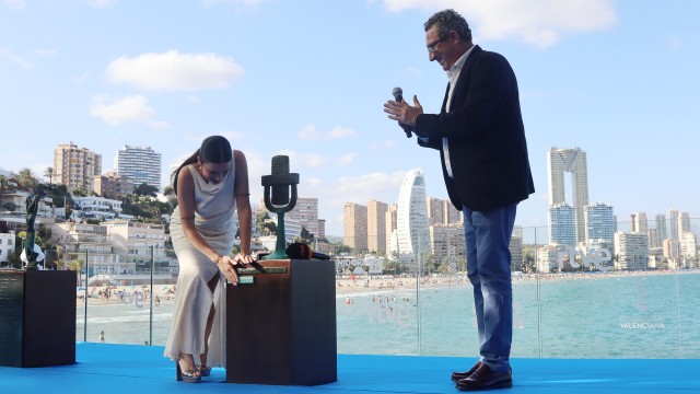 Blanca Paloma plasma su nombre en el Paseo de la Música de Benidorm

