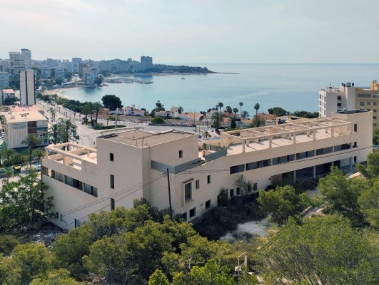 La Sareb vende el hotel de la Albufereta de Alicante: el nuevo dueño finalizará la obra