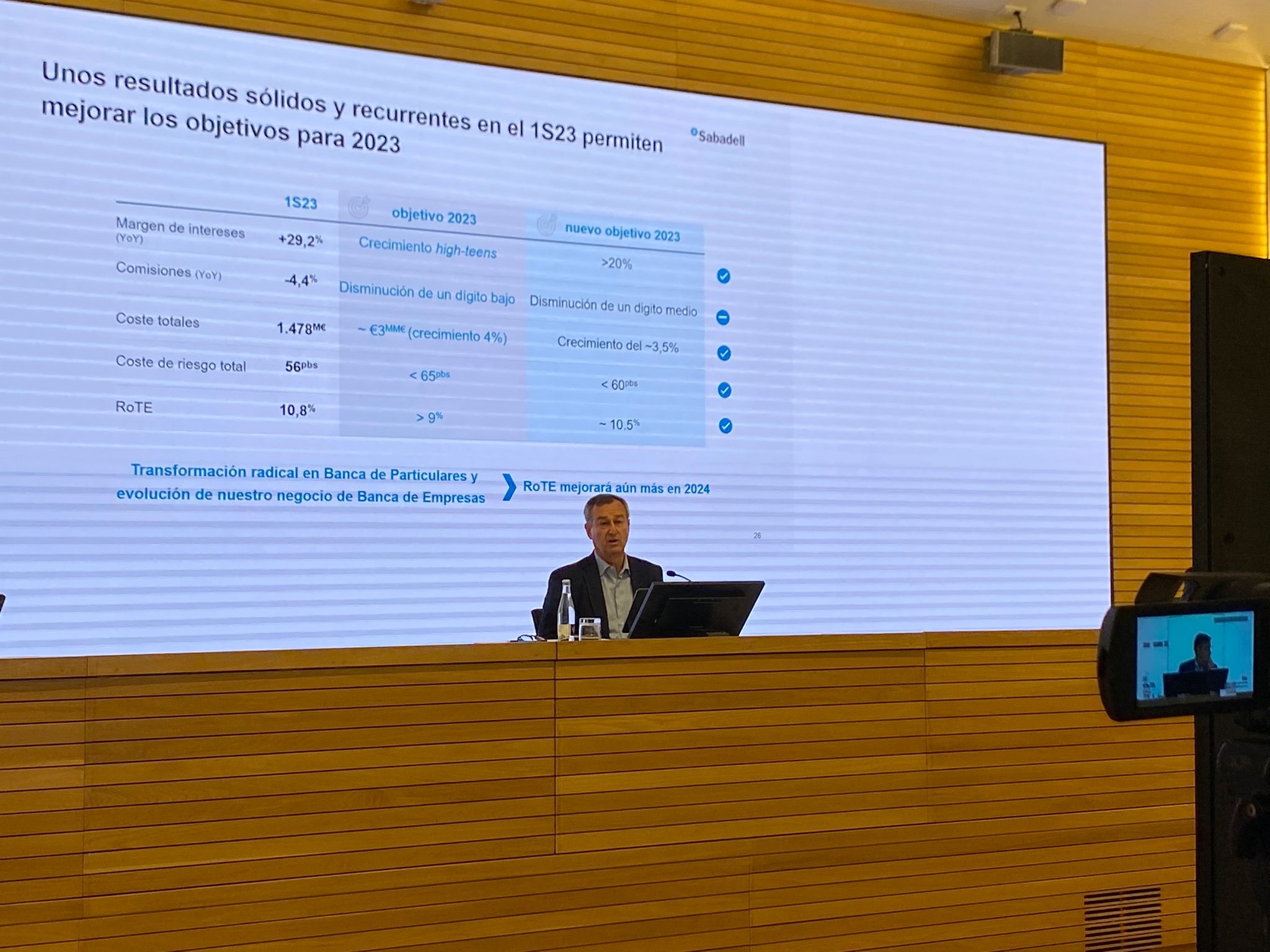 El consejero delegado del Banco Sabadell, César González Bueno, durante la presentación - 