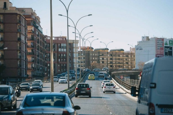 El 26,62 % del parque automovilístico de la Comunitat no tiene etiqueta medioambiental
