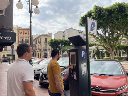 Alzira aplica un año más la gratuidad de la zona azul durante todo el agosto