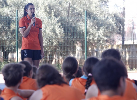 Leticia Romero visita el quinto turno del Campus de Verano en Tarihuela