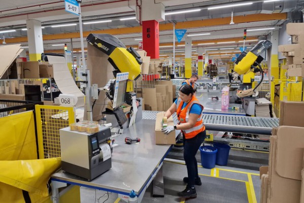 El centro logístico de Amazon en Onda cumple un año con 450 empleados y busca otros 70