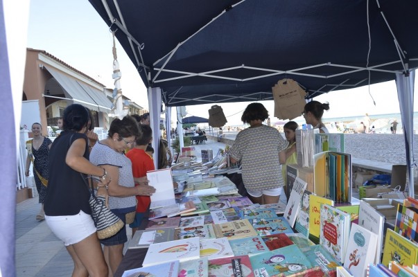 Lectura a vora mar: arriba la fira del llibre a Moncofa amb més de 60 autors locals i nacionals