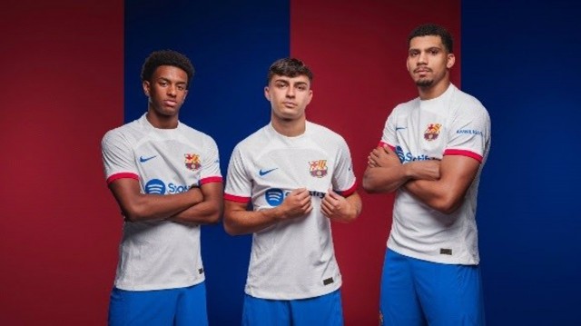El FC Barcelona opta por un diseño rompedor blanco y con homenaje a Johan Cruyff para su segunda equipación