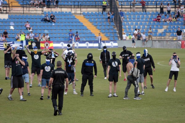 El Hércules cierra parte de la Grada de Animación para combatir las multas por invasión de campo