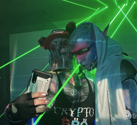 'Hardcrónicas' tiende un puente entre la fantasía épica y la música electrónica