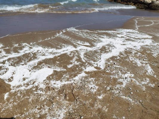 El Puig reabre las playas después de estar cerradas varios días a causa de un vertido