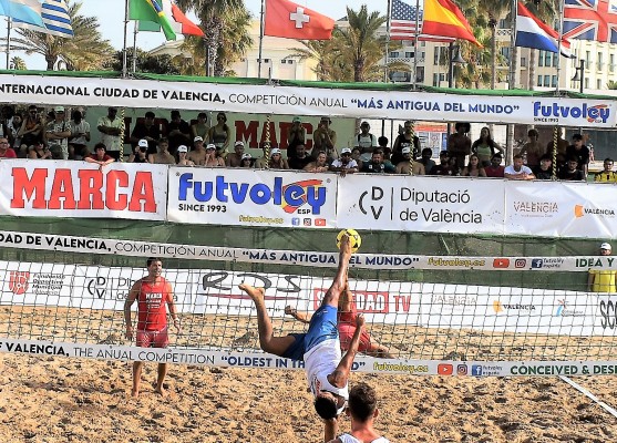 La playa del Torreón de Benicàssim acoge el torneo nacional de futvóley en su 25 aniversario