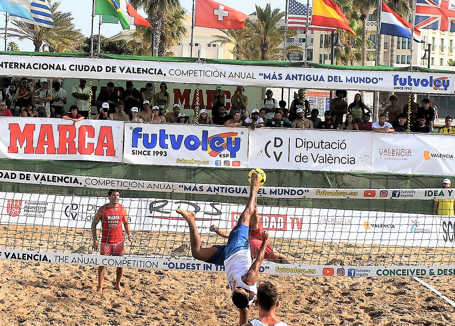 La playa del Torreón de Benicàssim acoge el torneo nacional de futvóley en su 25 aniversario