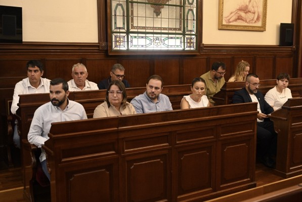 Falomir pone en valor en la Diputación las ayudas a entidades y municipios del gobierno de Martí

