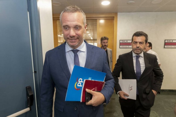 El PP ofrece a Vox un acuerdo programático y se abre a un senador autonómico o un puesto de la Mesa
