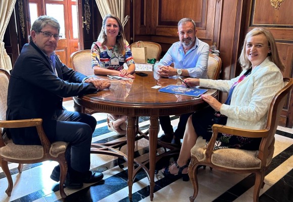 Carrasco estrecha lazos con la FUE-UJI para que el talento joven encuentre empleo en Castelló