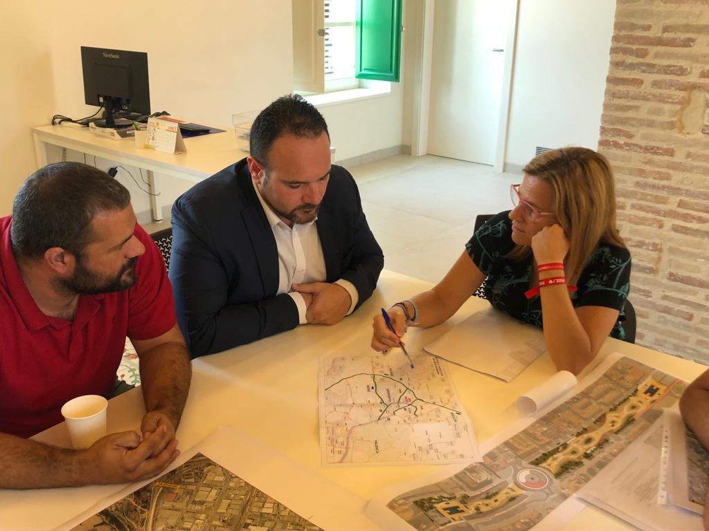 Bernabé durante la reunión con el alcalde de Manises y otros miembros de la corporación municipal. Foto: Ajuntament de Manises - 