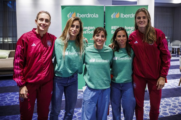 Las Embajadoras de Iberdrola visitan en Nueva Zelanda a la selección española de fútbol femenino antes de su partido ante Zambia