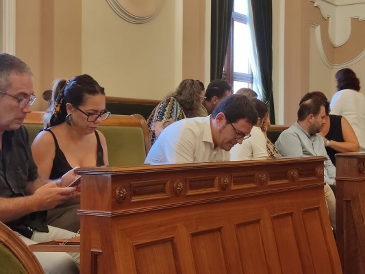 Una declaración de intenciones: inesperada bronca en el primer pleno de Castelló y guiño de Vox al PP