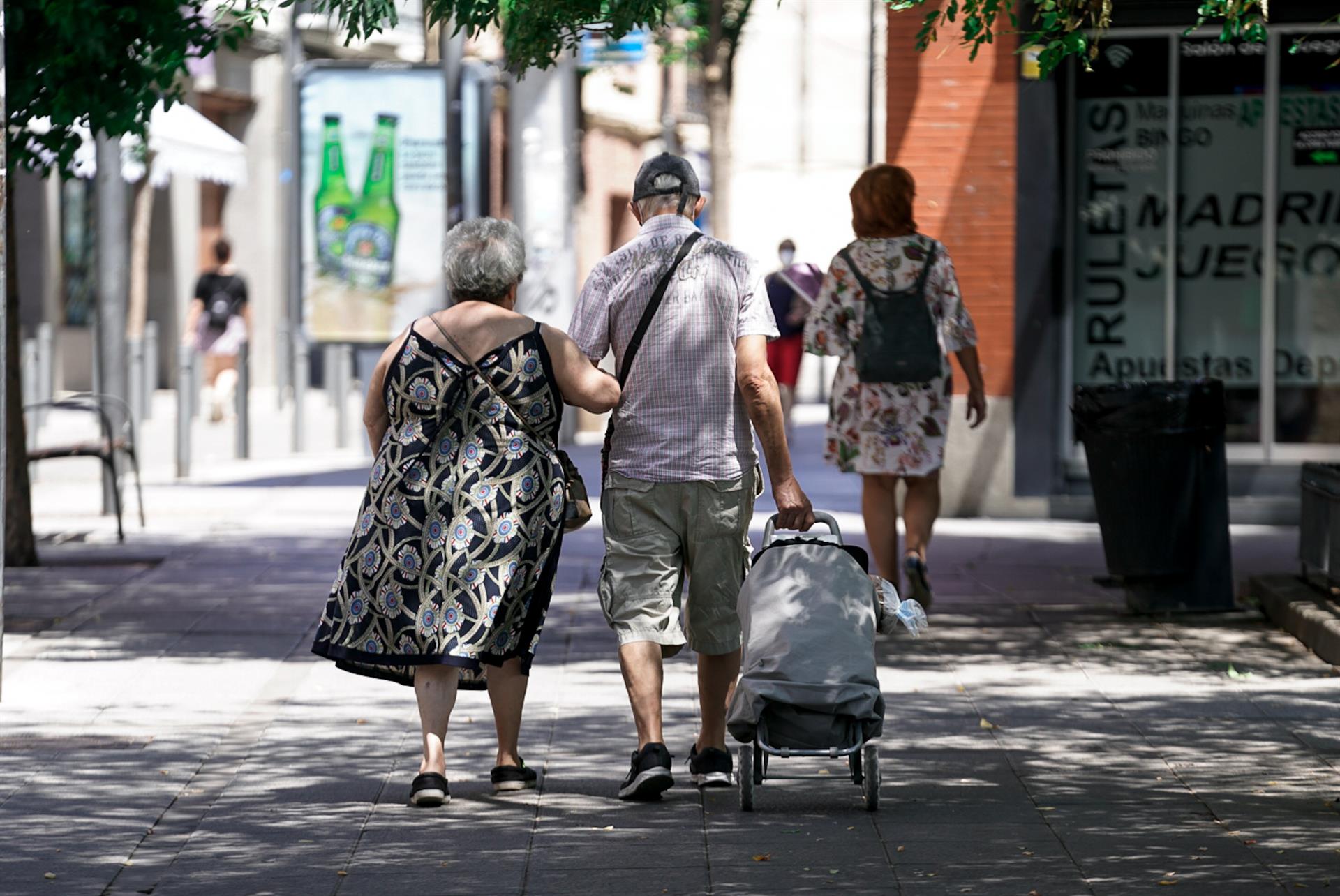 Una pareja de pensionistas por las calles de Madrid. Foto: A. Pérez Meca - Europa Press - 