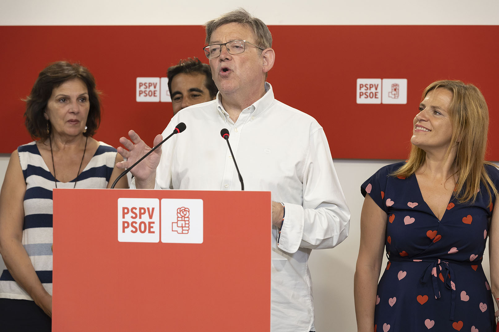 Ximo Puig en la noche electoral de este domingo bajo la atenta mirada de Pilar Bernabé (d). Foto: MARGA FERRER - 
